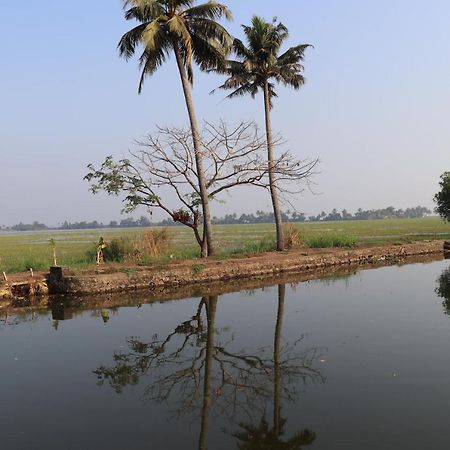 Marari Houseboat Hotel Mararikulam Buitenkant foto