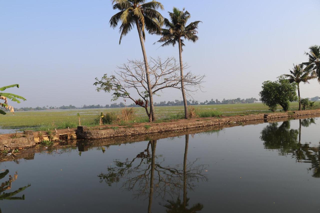 Marari Houseboat Hotel Mararikulam Buitenkant foto