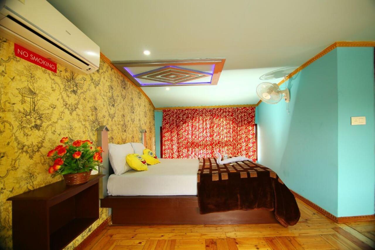 Marari Houseboat Hotel Mararikulam Buitenkant foto