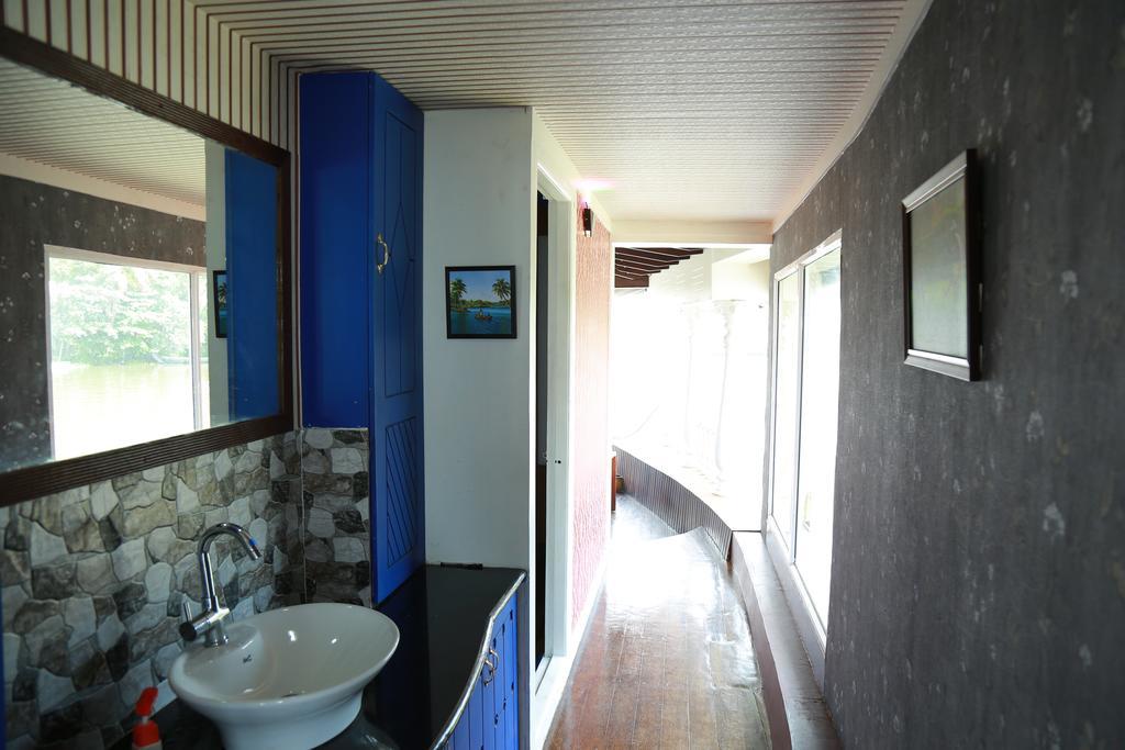 Marari Houseboat Hotel Mararikulam Buitenkant foto