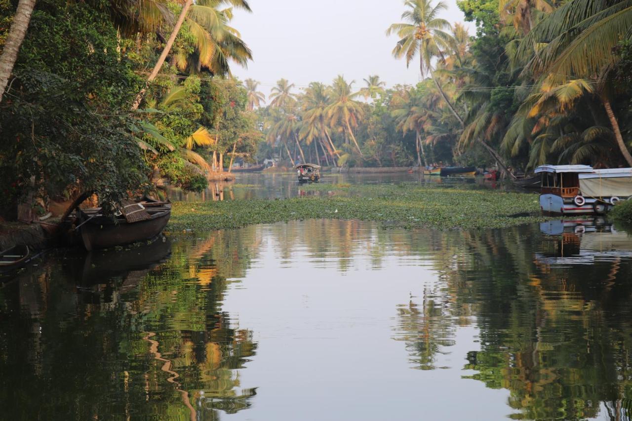 Marari Houseboat Hotel Mararikulam Buitenkant foto
