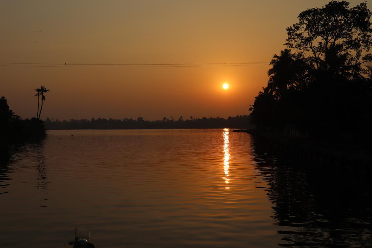 Marari Houseboat Hotel Mararikulam Buitenkant foto